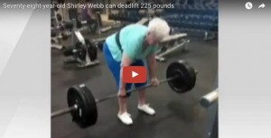 YouTube, la nonna "Hulk": alza 100 kg senza fatica. VIDEO