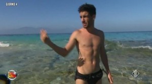 Isola dei famosi, Chi: "Jonas Berami ha portato condom"