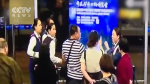 Aereo in ritardo: passeggeri aggrediscono hostess
