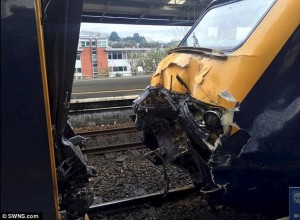 Gb, scontro tra treni in stazione: 18 feriti 3