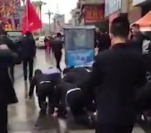 Impiegati cinesi costretti a strisciare in strada5