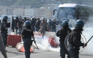 Napoli, corteo anti-Renzi contro polizia: sassi e lacrimogeni FOTO-VIDEO