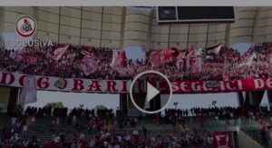 Bari-Como 3-0, video: calciatori sotto la "Curva Nord"