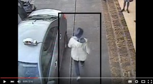 YOUTUBE Bruxelles, uomo col cappello scappa. Appello Polizia