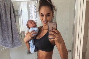 Chontel Duncan, foto col figlio neonato: offese alla modella