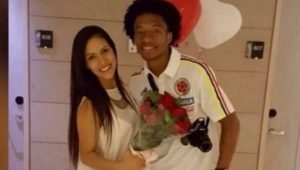 Cuadrado sposa Diana Botero con maglia Colombia FOTO