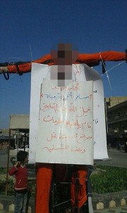 Isis crocefigge due uomini, orrore a Raqqa FOTO