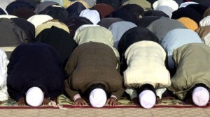 Islam: no mano a maestre, Svizzera: no cittadinanza. Giusto!