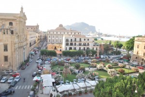 Palermo, folla circonda la polizia e fa fuggire rapinatore