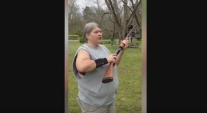 YouTube: mamma americana spara ai cellulari dei figli 