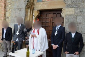 "Matrimoni" blasfemi su sagrato chiesa: salame come ostie...