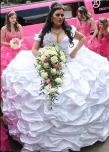 Gb, matrimonio esagerato: l'abito da sposa pesa 70 kg...