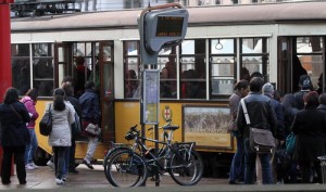 Milano: urta tram mentre parla al cellulare. Rischia morte