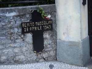 Benito Mussolini, il partigiano che sparò: "Tremava, docile"