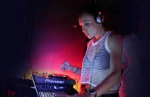Nicole Minetti fa la dj a Ibiza. Eccola in consolle FOTO