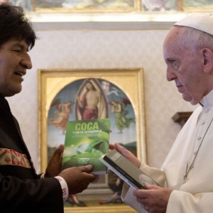 Evo Morales, libro sulla coca al Papa: "Gliela consiglio"