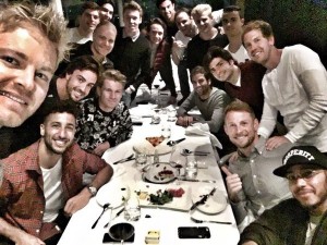 F1: selfie con i 18 piloti a cena, e ognuno paga per sé FOTO