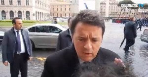 Renzi a pensionata: "Su pensioni minime non prendo impegni"