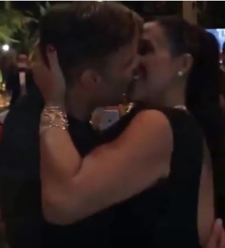 YouTube Ricky Martin: fan paga 80mila euro per baciarlo