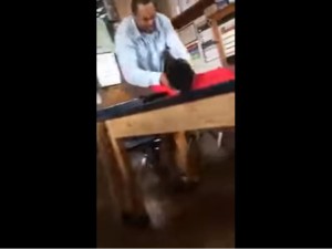 YOUTUBE Insegnante aggredisce e picchia uno studente