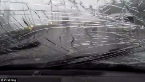 Blocco ghiaccio rompe parabrezza ad auto in transito5
