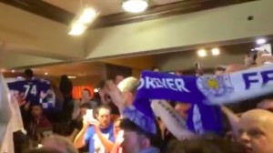 Leicester campione, video festa scudetto tifosi nei pub