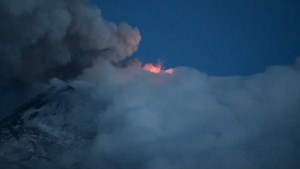 Etna erutta: cielo si tinge di arancione4
