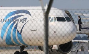 Aereo Egyptair precipitato: i 6 misteri da chiarire