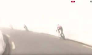 YOUTUBE Giro d'Italia maglia rosa Kruijswijk cade in discesa