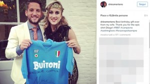 Napoli, Dries Mertens con maglia Maradona autografata FOTO