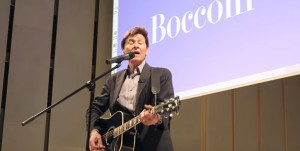 YOUTUBE Gianni Morandi alla Bocconi: lezione sui social