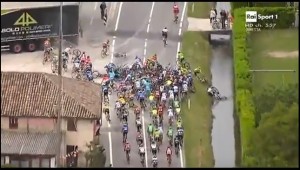 Giro d'Italia 2016: mega caduta, ciclisti nell'acqua
