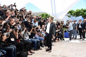 Iggy Pop a Cannes e quelle strane ciabatte sul red carpet