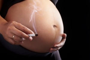 Francia, 300 euro alle donne incinte che smettono di fumare
