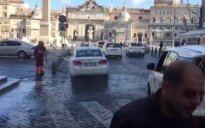 YOUTUBE Roma: netturbino Ama lava taxi in piazza del Popolo