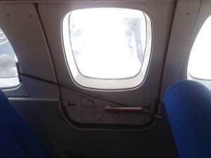 Lufthansa, panico in volo: prova a aprire portellone per...
