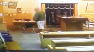 VIDEO YOUTUBE Sinagoga profanata: fa pipì su libri sacri