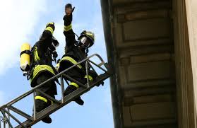 Rosà, colpo strega sul tetto: uomo salvato dai pompieri