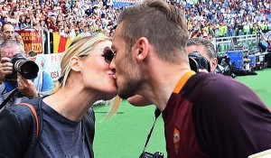 Francesco Totti e Ilary Blasi, bacio d'amore a bordocampo