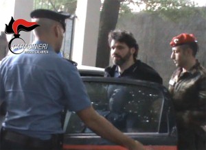 Il fermo immagine tratto da un video dei Carabinieri mostra le fasi dell'arresto di Ernesto Fazzalari a Taurianova (Reggio Calabria