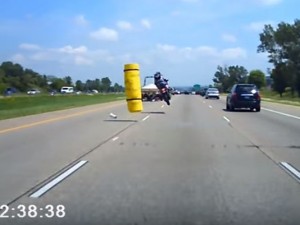 Minnesota, auto perde carico e travolge motociclista 4