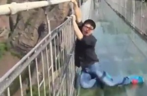 Turisti terrorizzati trascinati sul ponte di vetro alto 180 metri5