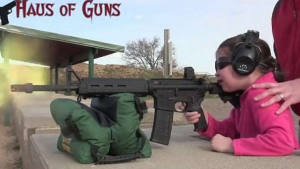 YOUTUBE Usa, insegna a sparare alla figlia di 7 anni 