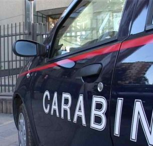 Firenze, romeno picchia la moglie e abusa della figlia: arrestato