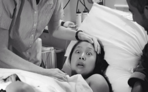 Sorpresa in sala parto, foto della mamma diventa virale