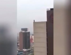VIDEO YOUTUBE Sale su tetto hotel e si getta da 20° piano