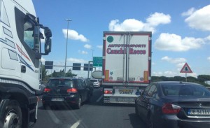 Roma, incidente sul GRA: scontro auto-moto: traffico bloccato