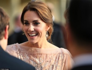 Kate Middleton al gala ricicla abito da 4mila euro
