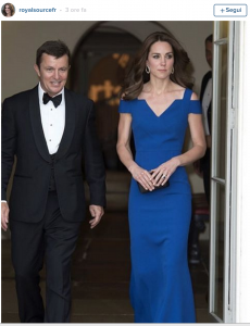 Kate Middleton in blu alla serata di beneficenza. "Troppo magra" FOTO