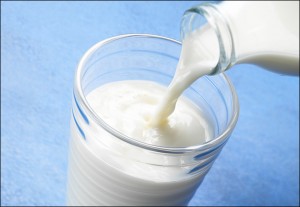 Latte, tre bicchieri al giorno possono far male